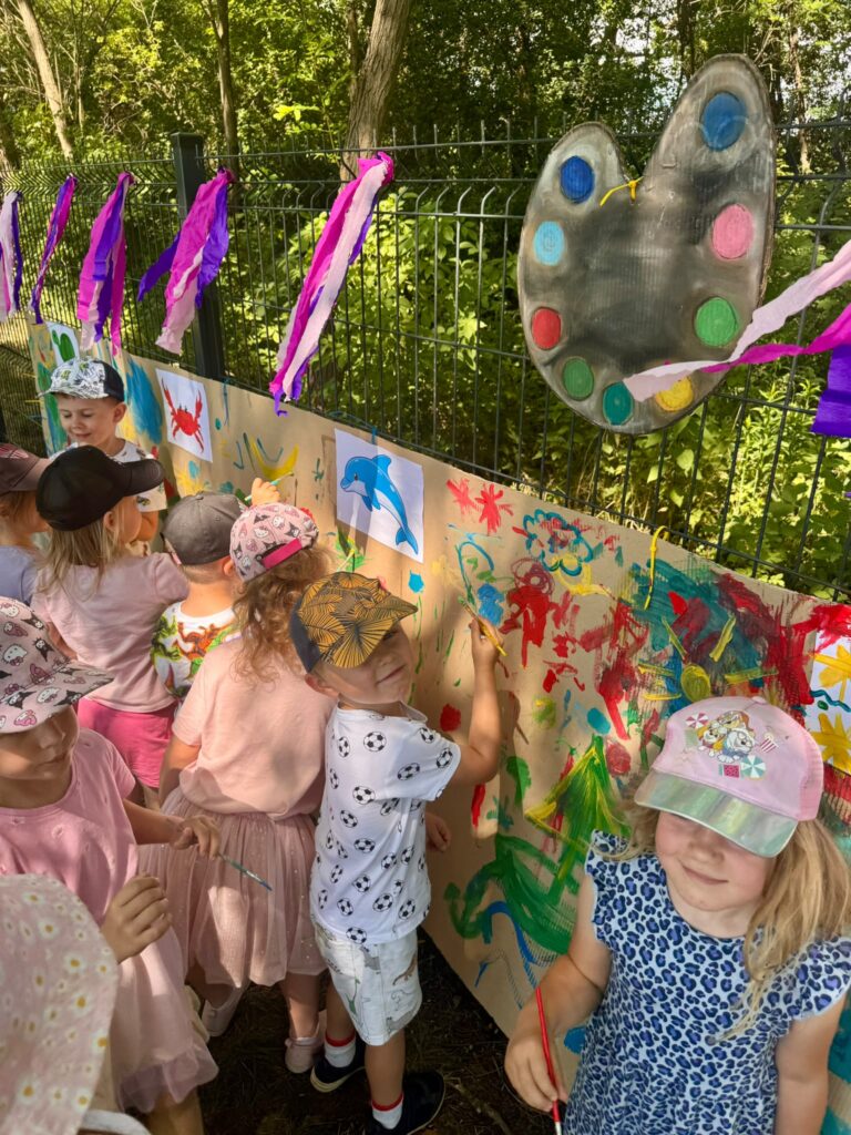 Powitanie lata🍓🍧😎⛱️🪁-malowanie pod chmurką🌤️☁️ z tekturką🖌️🎨